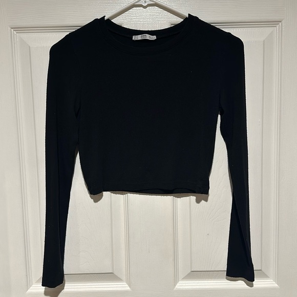 Zara Tops - Zara small top- cropped SUPER SOFT FABRIC